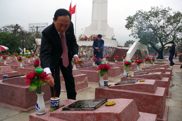 Đồng chí Trần Hải Châu, Phó Bí thư Thường trực Tỉnh ủy, Chủ tịch HĐND tỉnh đến dâng hương lên từng phần mộ các Anh hùng Liệt sỹ