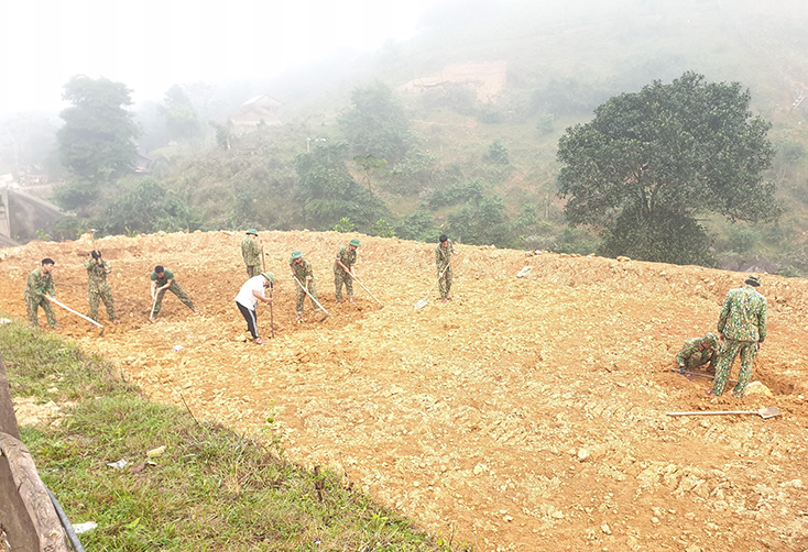 Bộ đội giúp bà con khai hoang, vỡ đất, làm ruộng bậc thang trồng lúa nước.