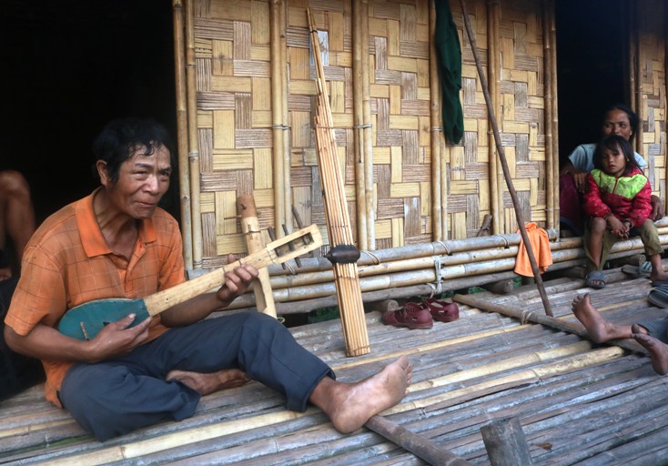 Ông Đinh Đì, bản Cờ Đỏ, xã Thượng Trạch (huyện Bố Trạch) giới thiệu về các loại nhạc cụ truyền thống của người Ma Coong do chính anh làm ra. 