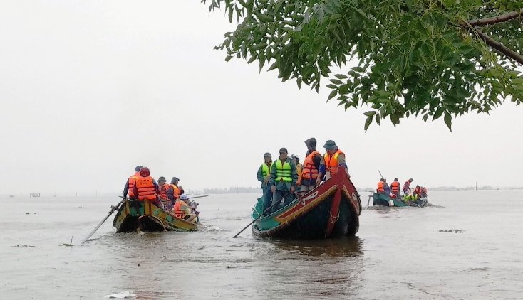 Bơ nan của các “biệt đội” ngư dân tham gia cứu hộ và vận chuyển lương thực tiếp tế cho người dân vùng lũ.