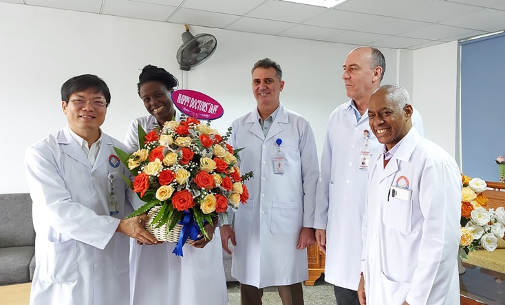 Với bác sỹ Dương Thanh Bình, các chuyên gia Cuba không chỉ là đồng nghiệp mà còn là người thân, là gia đình, bởi họ đến từ Cuba. 