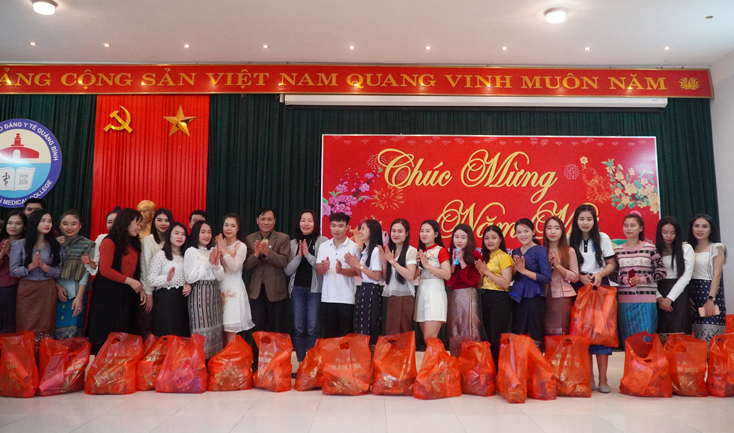 Lãnh đạo Trường cao đẳng Y tế Quảng Bình trao quà Tết cho lưu học sinh Lào.