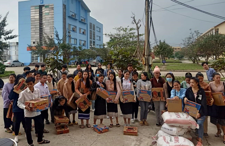 Trường đại học Quảng Bình hỗ trợ nhu yếu phẩm cho sinh viên Lào ở lại ăn Tết Nguyên đán tại trường.