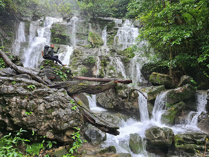 Trekking mùa mưa luôn có sức hấp dẫn đặc biệt. (Trong ảnh: Du khách tham gia tour khám phá hệ thống hang Hổ của Jungle Boss). 