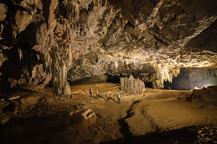 Nâng cao chất lượng du lịch khám phá hang động, phát triển các chương trình du lịch nội địa.