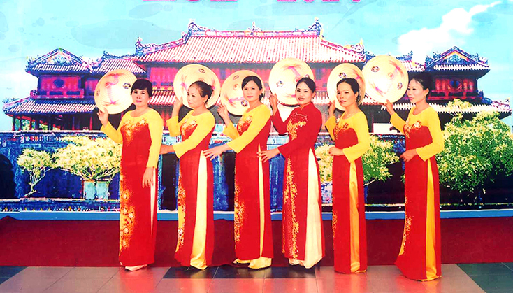 CLB đàn và hát dân ca xã Hải Phú tham gia Liên hoan dân ca Bình Trị Thiên tại Huế 2014
