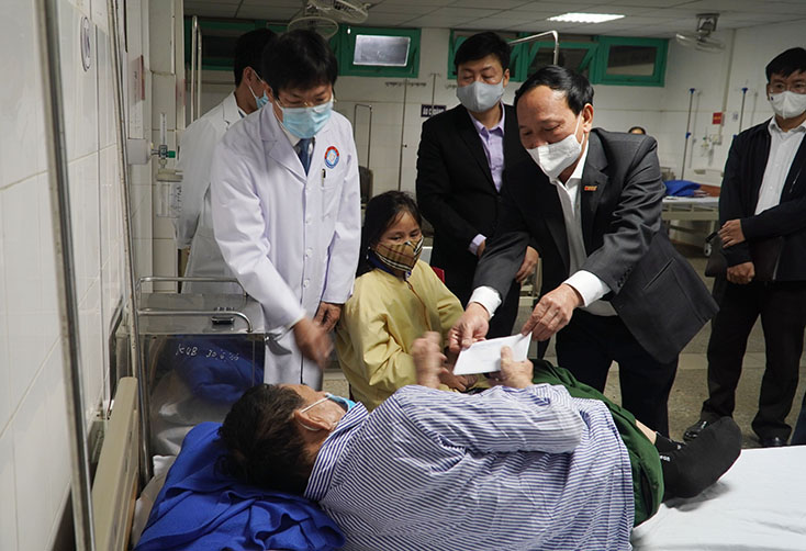 Đồng chí Phó Bí thư Thường trực Tỉnh ủy Trần Hải Châu thăm hỏi bệnh nhân đang điều trị tại Khoa Ung bướu Bệnh viện hữu nghị Việt Nam – Cu Ba  Đồng Hới.