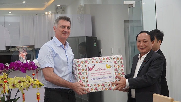 Đồng chí Phó Bí thư Thường trực Tỉnh ủy Trần Hải Châu tặng quà các chuyên gia  y tế Cu Ba