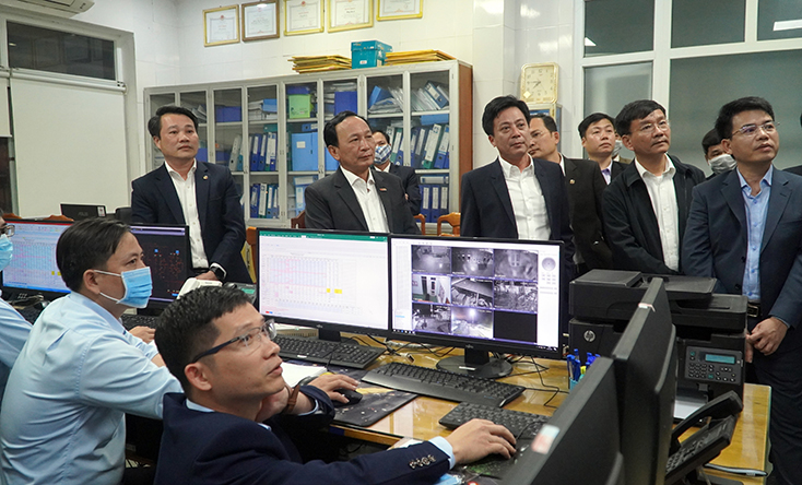 Đồng chí Phó Bí thư Thường trực Tỉnh ủy Trần Hải Châu thăm cán bộ, nhân viên vận hành lưới điện tại Công ty Điện lực Quảng Bình.