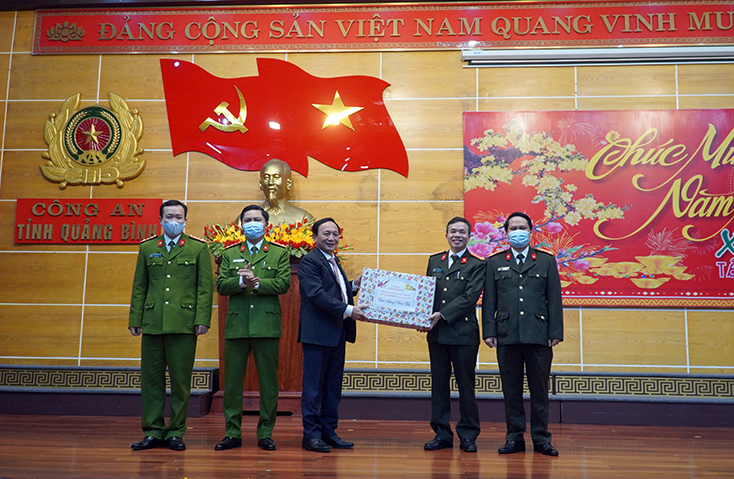 Đồng chí Phó Bí thư Thường trực Tỉnh ủy Trần Hải Châu tặng quà cán bộ, chiến sĩ Công an tỉnh Quảng Bình.