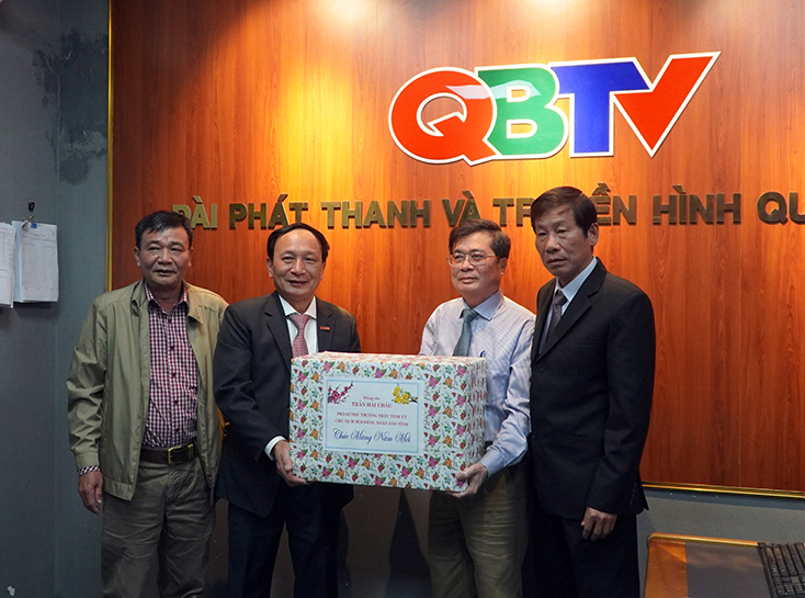 Đồng chí Phó Bí thư Thường trực Tỉnh ủy Trần Hải Châu tặng quà cán bộ, phóng viên Đài Phát thanh – Truyền hình Quảng Bình.