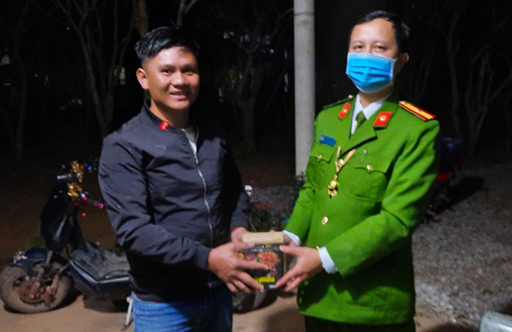 Anh Lê Ngọc Lâm Án (SN 1986) ở thôn Thành Lộc, xã Sơn Lộc tự nguyện giao nộp 39 quả pháo hoa nổ cho cơ quan Công an trong đêm giao thừa.