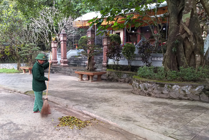 Phạm Văn Duật khởi đầu ngày mới gom nhặt từng chiếc lá rừng quanh khu đền thiêng