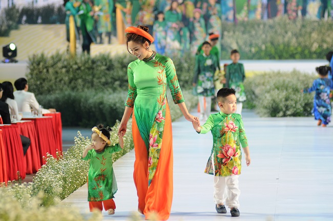  Áo dài truyền thống là niềm tự hào của người Việt Nam. Từ những lễ nghi quan trọng của quốc gia đến sinh hoạt văn hóa thường ngày, mọi người đều có thể mặc bộ áo dài tăng thêm phần trang trọng. Ảnh: Mạnh Linh - Hoàng Tuyết/Báo Tin tức