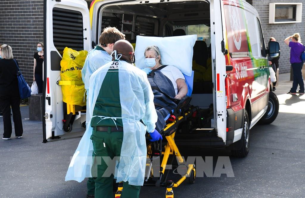 Nhân viên y tế chuyển bệnh nhân COVID-19 tới bệnh viện tại Epping, ngoại ô Melbourne, Australia, ngày 29-7-2020. Ảnh: AFP/ TTXVN