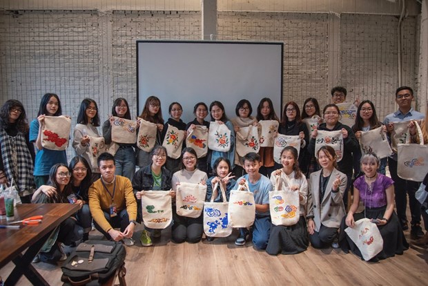  Nguyễn Xuân Lam (áo vàng) trong một workshop hướng dẫn trang trí túi tote cá nhân bằng họa tiết dân gian. (Ảnh: Nguyễn Xuân Lam)