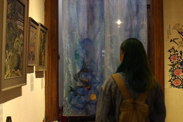  Tác phẩm tranh lụa ứng tác từ nguyên gốc ‘‘Cá chép trông trăng’’ được sử dụng như rèm cửa tại đình Nam Hương, Hà Nội. (Ảnh: Minh Anh/Vietnam+)