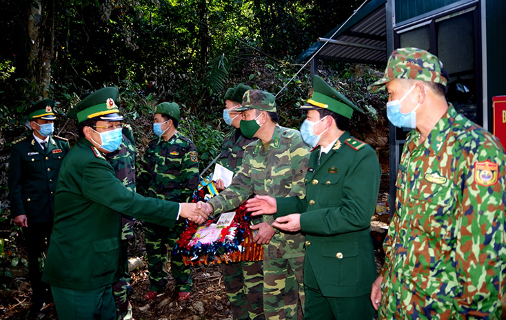 Đại tá Nguyễn Văn Hải, Phó Chỉ huy trưởng BĐBP Quảng Bình kiểm tra công tác sẵn sàng chiến đấu và tặng quà cán bộ, chiến sĩ chốt kiểm soát số 2, Đồn Biên phòng CKQT Cha Lo.