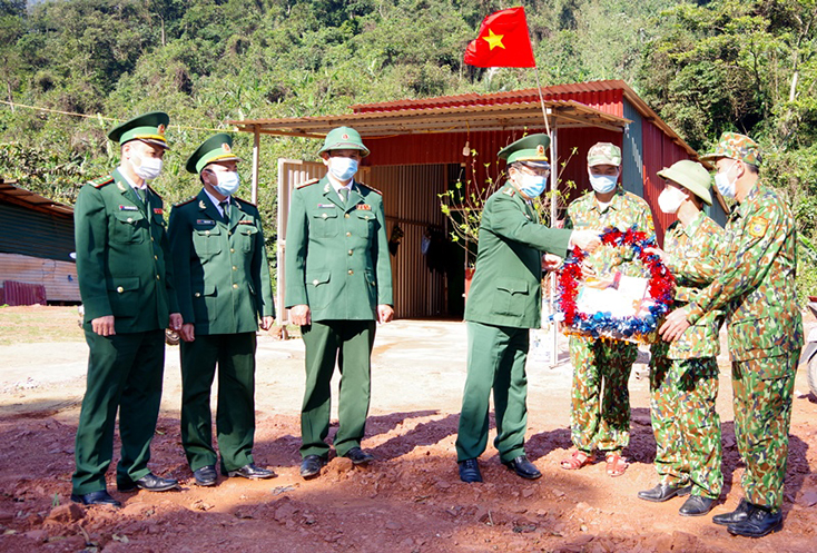 Đại tá Nguyễn Văn Hải, Phó Chỉ huy trưởng BĐBP Quảng Bình tặng quà cán bộ, chiến sĩ chốt kiểm soát số 3, Đồn Biên phòng CKQT Cha Lo.