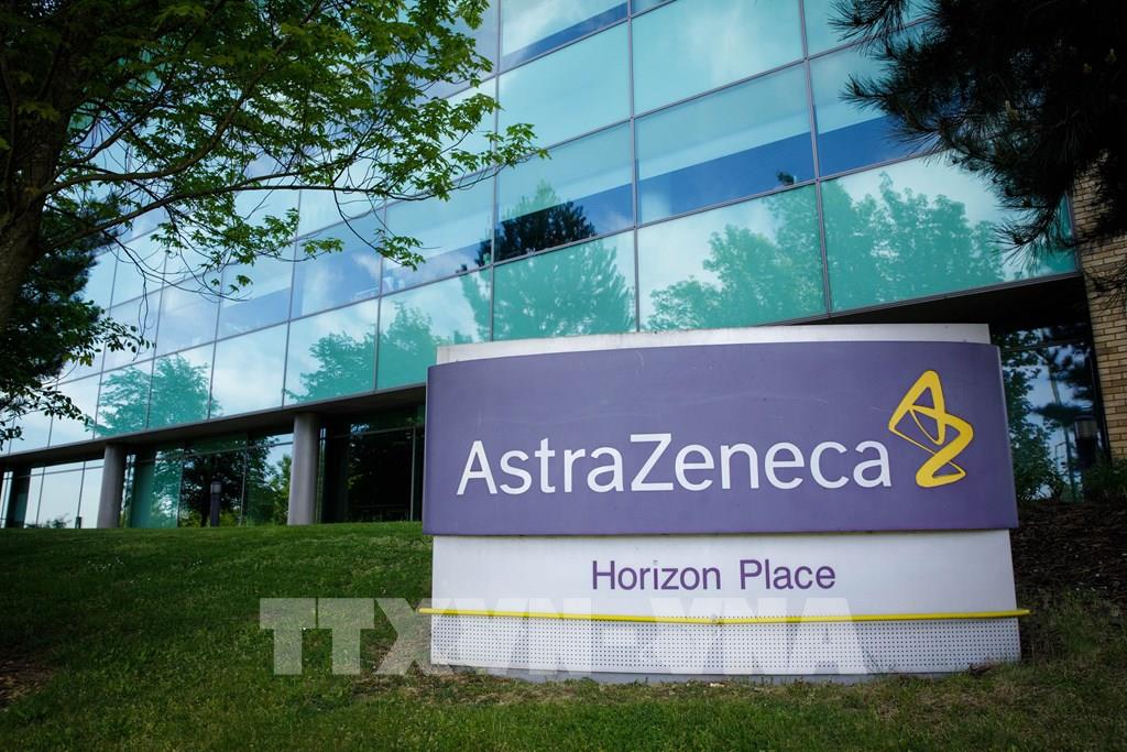  Logo của Công ty dược AstraZeneca tại trụ sở ở Luton, Anh. Ảnh: THX/TTXVN