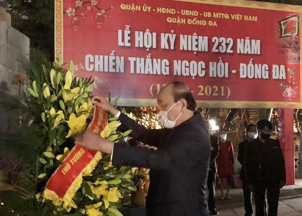 Thủ tướng Nguyễn Xuân Phúc tới đặt vòng hoa, dâng hương tại Tượng đài Quang Trung và đền thờ Hoàng đế Quang Trung tại Di tích quốc gia đặc biệt Gò Đống Đa. (Ảnh: TTXVN phát)