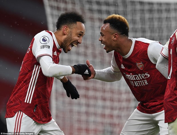  Pierre-Emerick Aubameyang (trái) mang chiến thắng về cho Arsenal. (Nguồn: Getty Images)