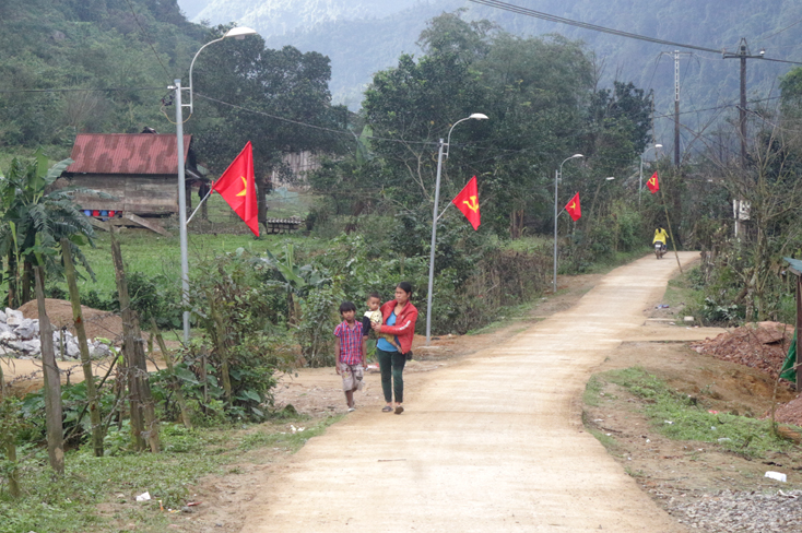 Người dân xã miền núi Trường Sơn, huyện Quảng Ninh treo cờ Tổ quốc mừng Tết Tân Sửu.