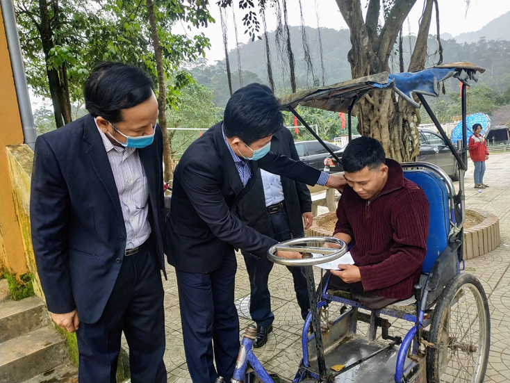 Đồng chí Lê Văn Bảo, Ủy viên Ban Thường vụ, Trưởng Ban Dân vận Tỉnh ủy trao quà Tết cho hộ gia đình khó khăn huyện Lệ Thủy dịp Tết Nguyên đán Tân Sửu 2021