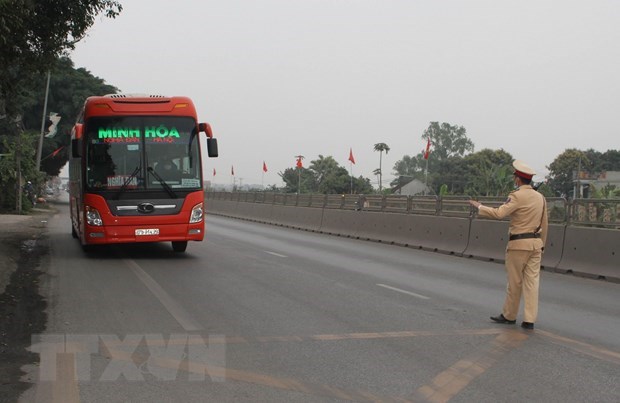  Lực lượng cảnh sát giao thông Ninh Bình kiểm tra xe khách đi từ tỉnh khác qua địa phận Ninh Bình. (Ảnh: Thùy Dung/TTXVN)