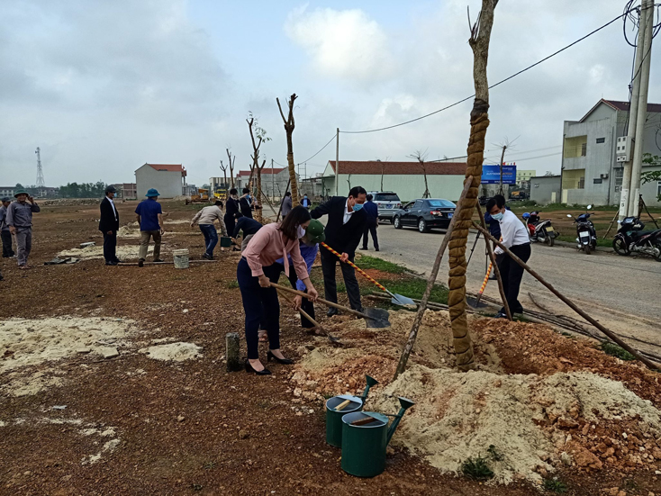 Các đại biểu trồng cây bóng mát trên các tuyến đường của huyện Lệ Thủy