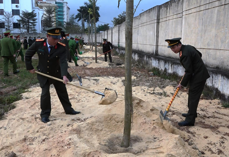 Đại tá Nguyễn Tiến Nam, Ủy viên Thường vụ Tỉnh ủy, Giám đốc Công an tỉnh tham gia trồng cây tại buổi lễ phát động trồng cây đầu Xuân Tân Sửu 2021.