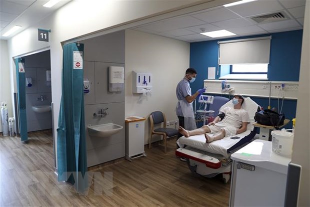 Bệnh nhân COVID-19 được điều trị tại bệnh viện Wexham Park, phía Tây thủ đô London, Anh. (Ảnh: AFP/TTXVN)