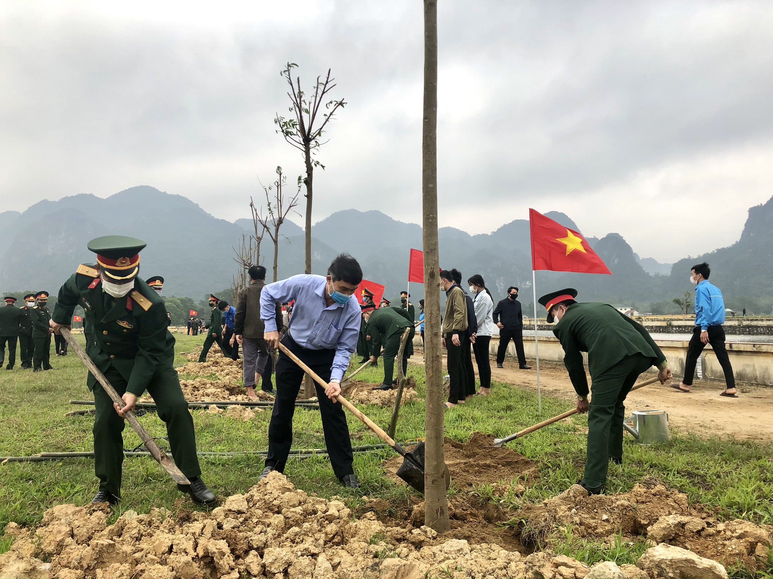 Đồng chí Bùi Anh Tuấn, Tỉnh ủy viên, Bí thư Huyện ủy Minh Hóa tham gia “Tết trồng cây đời đời nhớ ơn Bác Hồ 