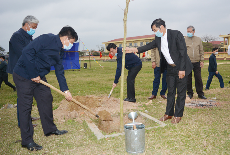 Các đồng chí lãnh đạo huyện Bố Trạch tham gia trồng cây xanh đầu xuân Tân Sửu 2021.