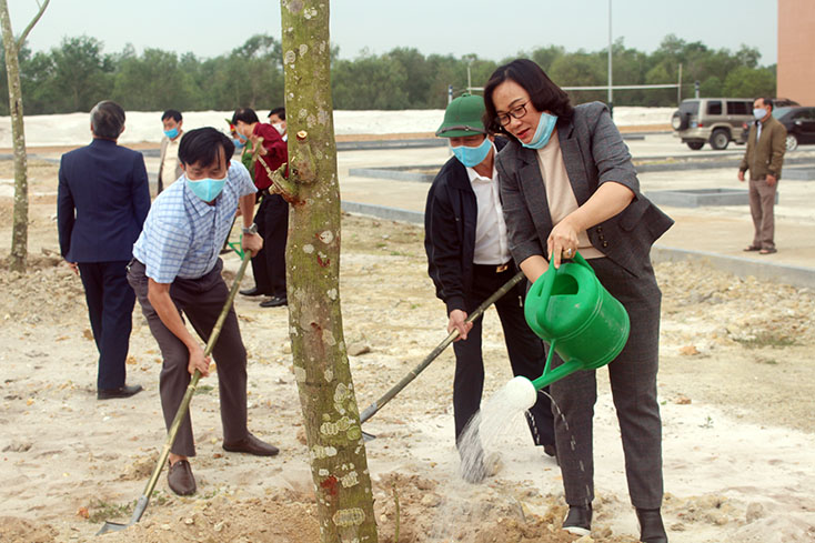 Các đồng chí lãnh đạo huyện Quảng Trạch trồng cây bóng mát tại khuôn viên Trung tâm văn hóa huyện.