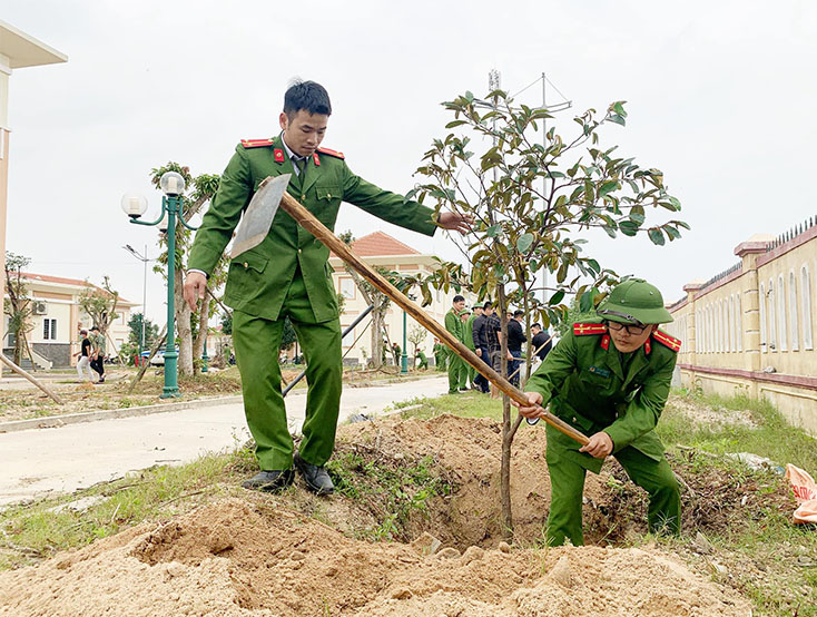 Các cơ quan, đơn vị trên địa bàn huyện hưởng ứng ngày lễ  