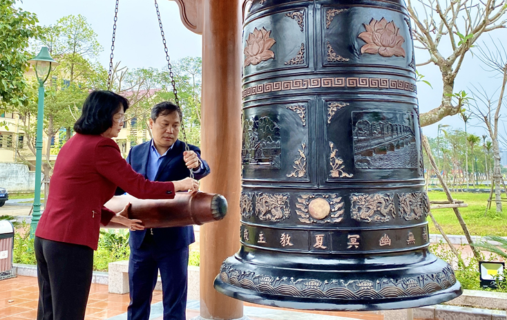 …và thực hiện nghi thức tỉnh chuông tại Đền thờ Bác Hồ và các Anh hùng liệt sỹ tỉnh Quảng Bình. 