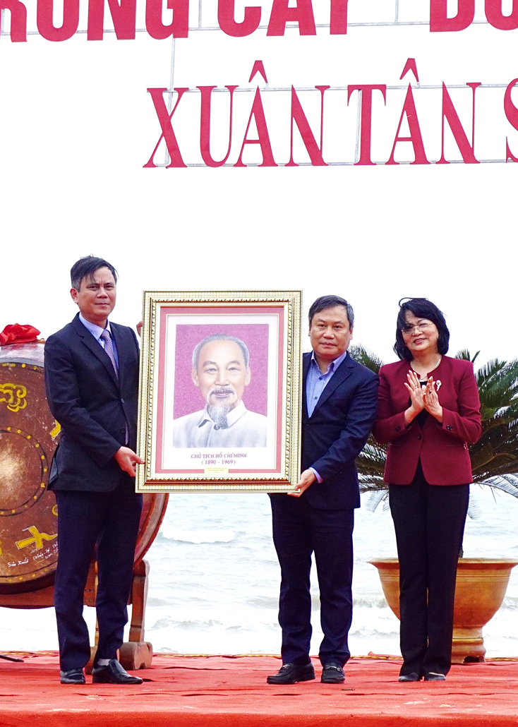 Phó Chủ tịch nước Đặng Thị Ngọc Thịnh tặng quà lưu niệm cho Đảng bộ, chính quyền và Nhân dân tỉnh Quảng Bình.