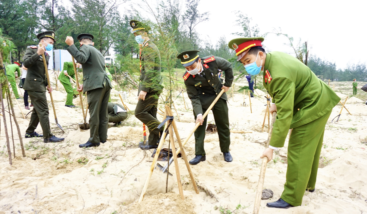 Các đại biểu lực lượng vũ trang tham gia Tết trồng cây.