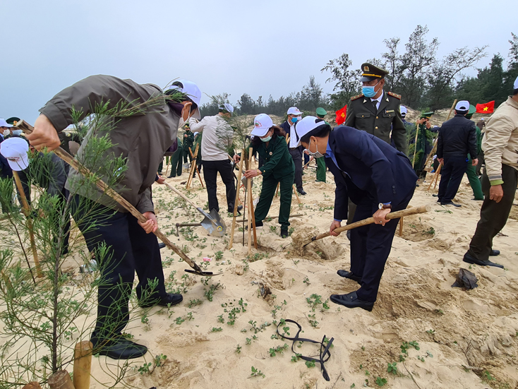 Đồng chí Trần Công Thuật, Trưởng đoàn ĐBQH tỉnh và dồng chí Trần Vũ Khiêm, Trưởng ban Tổ chức Tỉnh ủy tham gia Tết trồng cây.