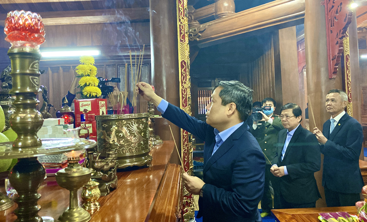 Đồng chí Bí thư Tỉnh ủy Vũ Đại Thắng dâng hương tại Đề thờ Bác Hồ và các Anh hùng liệt sỹ tỉnh Quảng Bình.