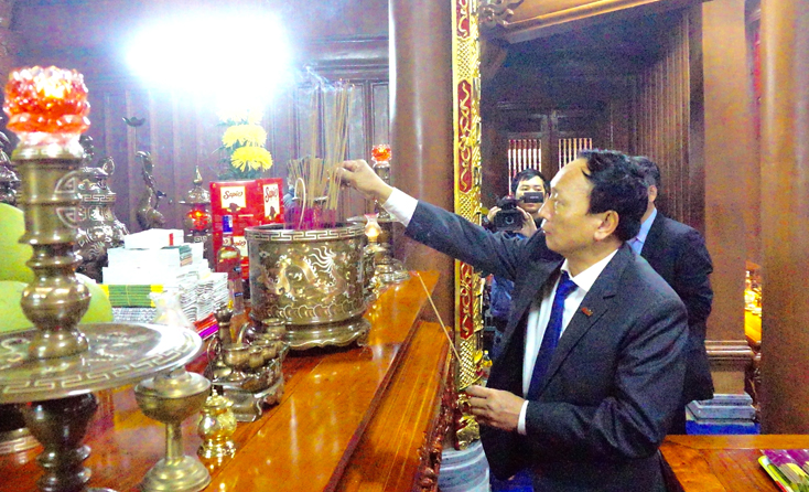 Đồng chí Trần Hải Châu, Phó Bí thư Thường trực Tỉnh ủy dâng hương tại Đền thờ Bác Hồ và các Anh hùng liệt sỹ tình Quảng Bình.