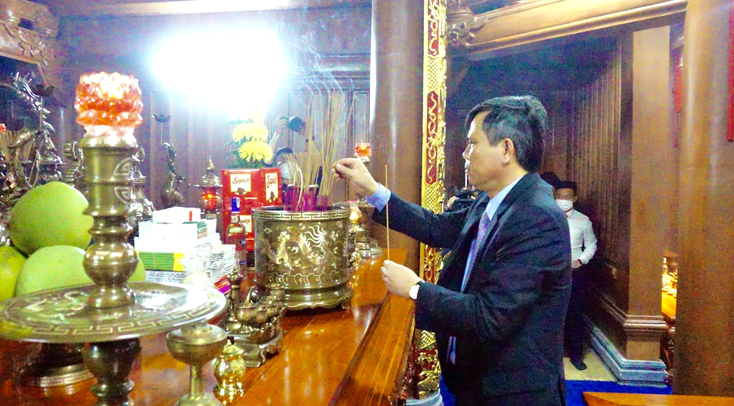 Đồng chí Trần Thắng, Chủ tịch UBND tỉnh dâng hương tại Đền thờ Bác Hồ và các Anh hùng liệt sỹ tình Quảng Bình.
