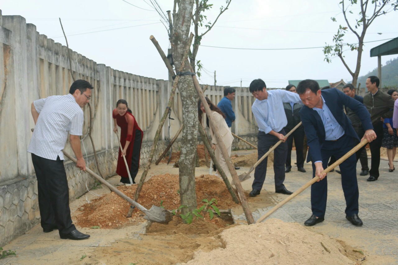 Lãnh đạo Trung tâm Kiểm soát bệnh tật cùng cán bộ, viên chức, người lao động trồng cây xanh tại Trạm kiểm dịch Y tế, Cảng Hòn La.