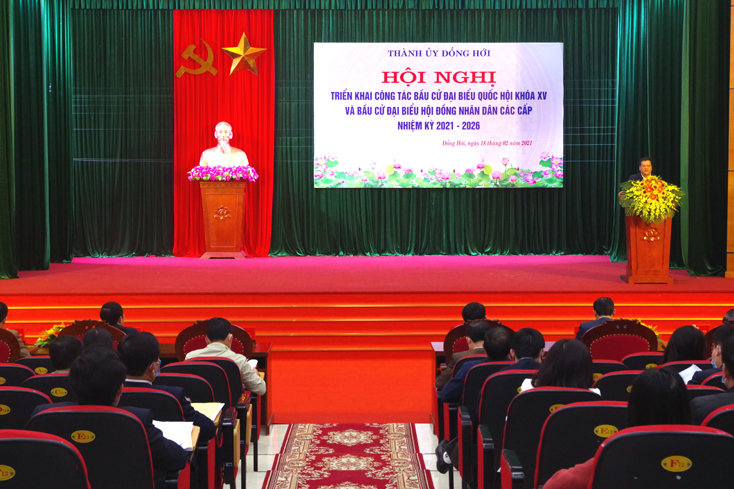 Đồng chí Bí thư Thành ủy Đồng Hới Trần Phong phát biểu chỉ đạo tại hội nghị.