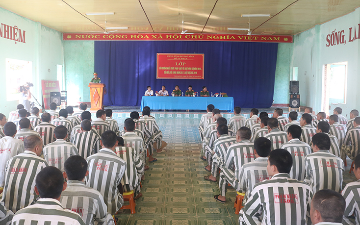 Một buổi tuyên truyền PBGDPL cho những người đang chấp hành hình phạt tù tại Trại giam Đồng Sơn.