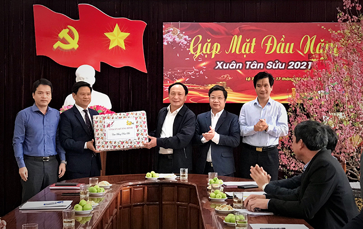 Đồng chí Phó Bí thư Thường trực Tỉnh ủy Trần Hải Châu và đoàn công tác tặng quà Ban Thường vụ Huyện ủy Lệ Thủy.