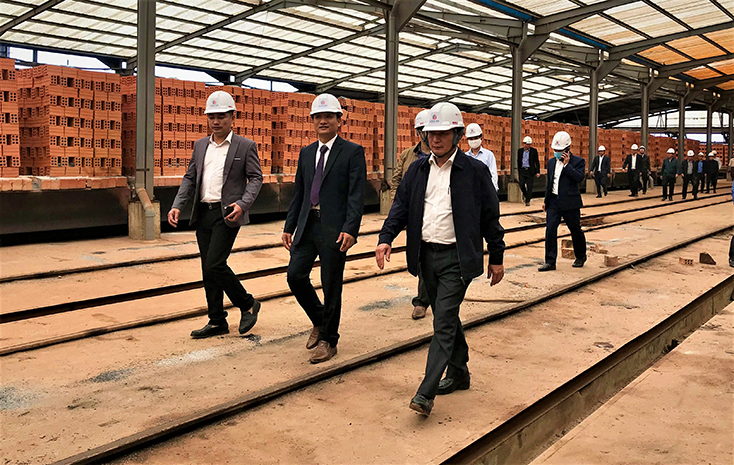 Đoàn công tác thăm dây chuyền sản xuất của Công ty TNHH Vật liệu xây dựng Kiến Giang.