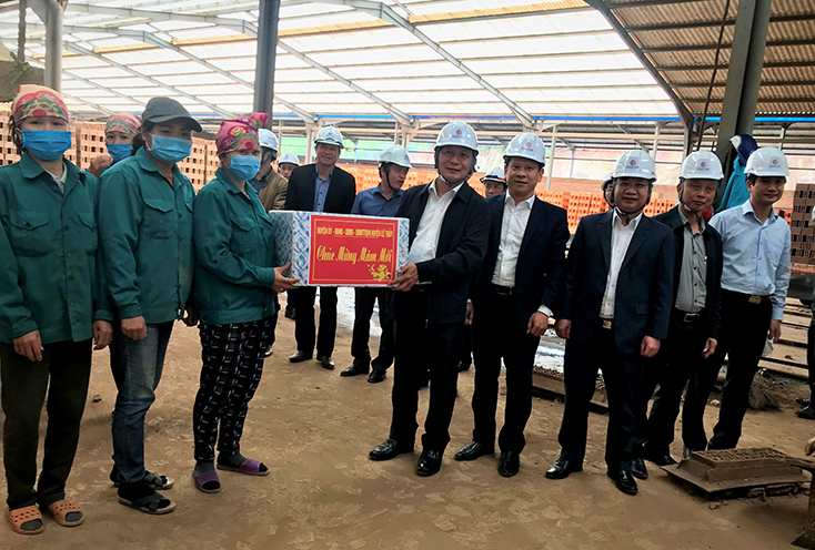   Đồng chí Phó Bí thư Thường trực Tỉnh ủy Trần Hải Châu và đoàn công tác tặng quà cho người lao động của Công ty TNHH Vật liệu xây dựng Kiến Giang.