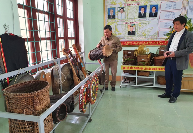 Hàng chục loại nhạc cụ, dụng cụ lao động của người Bru-Vân Kiều được lưu giữ tại Trường PTDT Nội trú Lệ Thủy